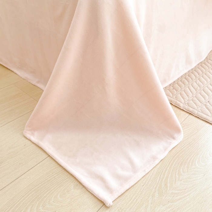 91家纺网 家纺一手货源 找家纺 金爱家 2023新款全消光牛奶绒A类纯色獭兔毛绒立体牛奶绒四件套 兔毛爱心白粉