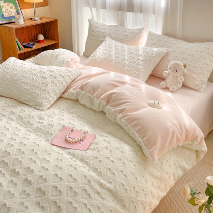 91家纺网 家纺一手货源 找家纺 金爱家 2023新款全消光牛奶绒A类纯色獭兔毛绒立体牛奶绒四件套 兔毛爱心白粉