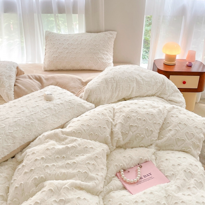 91家纺网 家纺一手货源 找家纺 金爱家 2023新款全消光牛奶绒A类纯色獭兔毛绒立体牛奶绒四件套 兔毛爱心白咖