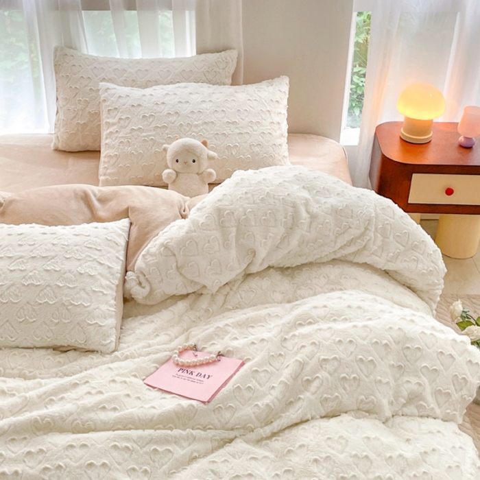 91家纺网 家纺一手货源 找家纺 金爱家 2023新款全消光牛奶绒A类纯色獭兔毛绒立体牛奶绒四件套 兔毛爱心白咖