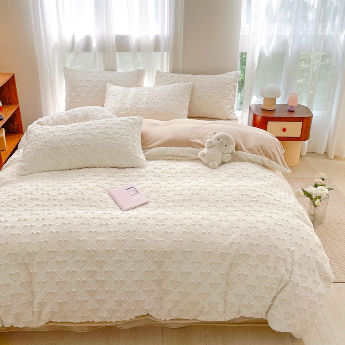 91家纺网 家纺一手货源 找家纺 金爱家 2023新款全消光牛奶绒A类纯色獭兔毛绒立体牛奶绒四件套 兔毛爱心白咖