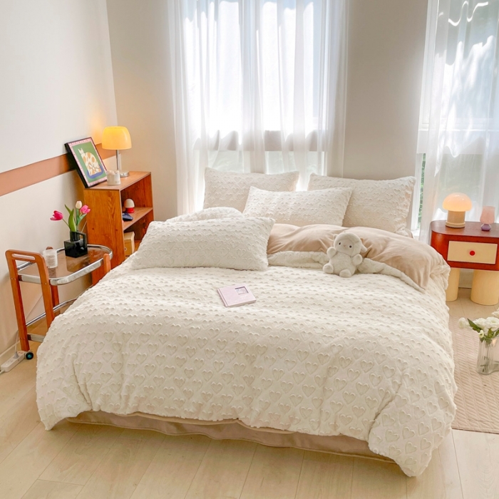 91家纺网 家纺一手货源 找家纺 金爱家 2023新款全消光牛奶绒A类纯色獭兔毛绒立体牛奶绒四件套 兔毛爱心白咖