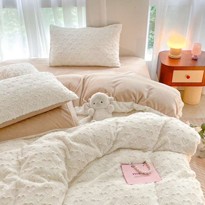 91家纺网 家纺一手货源 找家纺 金爱家 2023新款全消光牛奶绒A类纯色獭兔毛绒立体牛奶绒四件套 兔毛爱心白咖