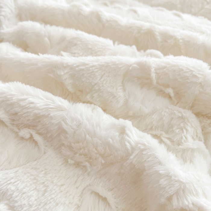 91家纺网 家纺一手货源 找家纺 金爱家 2023新款全消光牛奶绒A类纯色獭兔毛绒立体牛奶绒四件套 兔毛爱心白咖