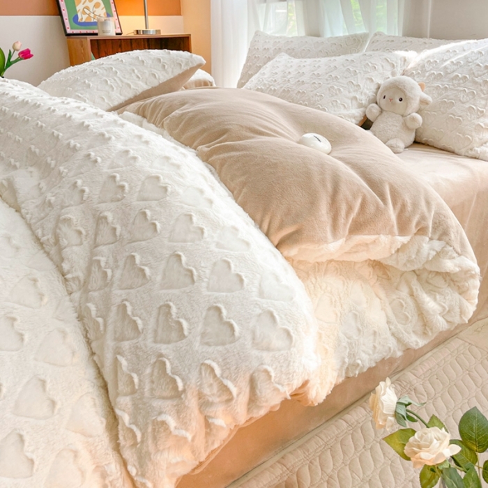 91家纺网 家纺一手货源 找家纺 金爱家 2023新款全消光牛奶绒A类纯色獭兔毛绒立体牛奶绒四件套 兔毛爱心白咖