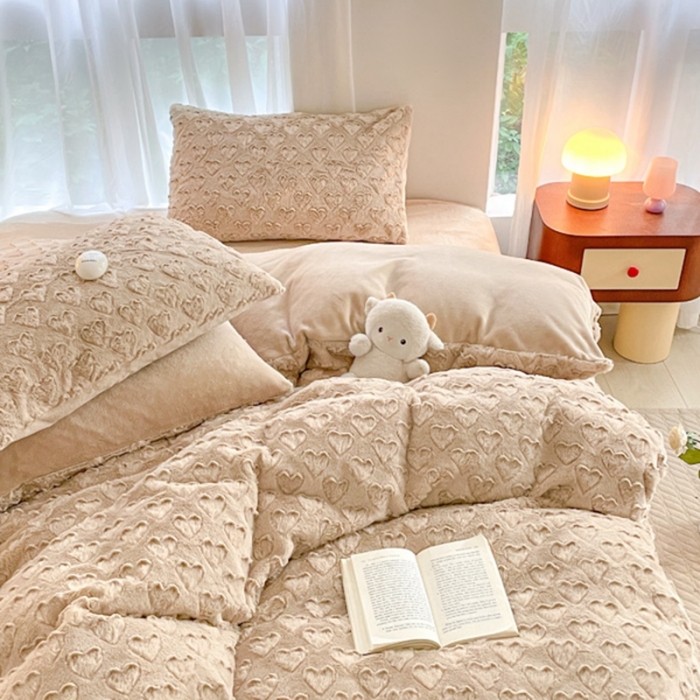 91家纺网 家纺一手货源 找家纺 金爱家 2023新款全消光牛奶绒A类纯色獭兔毛绒立体牛奶绒四件套 兔毛爱心咖