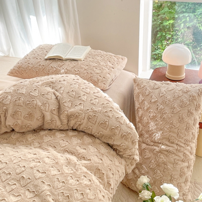 91家纺网 家纺一手货源 找家纺 金爱家 2023新款全消光牛奶绒A类纯色獭兔毛绒立体牛奶绒四件套 兔毛爱心咖