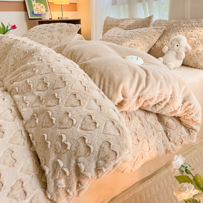 91家纺网 家纺一手货源 找家纺 金爱家 2023新款全消光牛奶绒A类纯色獭兔毛绒立体牛奶绒四件套 兔毛爱心咖