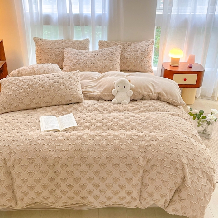 91家纺网 家纺一手货源 找家纺 金爱家 2023新款全消光牛奶绒A类纯色獭兔毛绒立体牛奶绒四件套 兔毛爱心咖