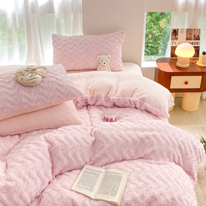 91家纺网 家纺一手货源 找家纺 金爱家 2023新款全消光牛奶绒A类纯色獭兔毛绒立体牛奶绒四件套 兔毛波浪粉