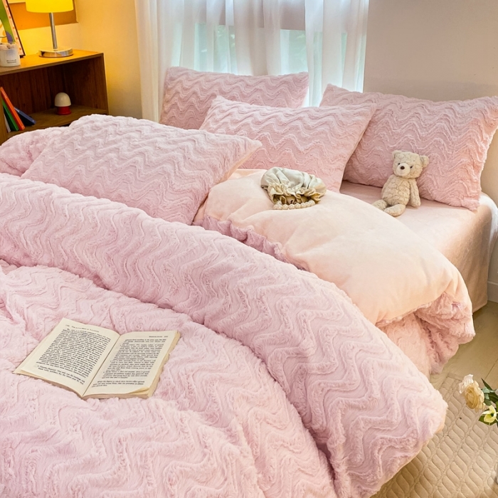 91家纺网 家纺一手货源 找家纺 金爱家 2023新款全消光牛奶绒A类纯色獭兔毛绒立体牛奶绒四件套 兔毛波浪粉