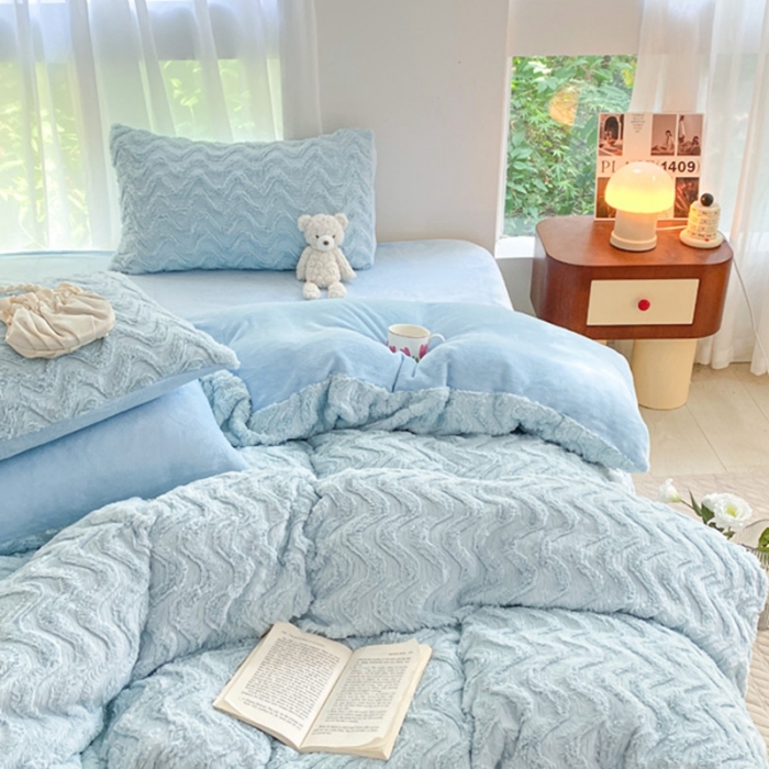 91家纺网 家纺一手货源 找家纺 金爱家 2023新款全消光牛奶绒A类纯色獭兔毛绒立体牛奶绒四件套 兔毛波浪蓝
