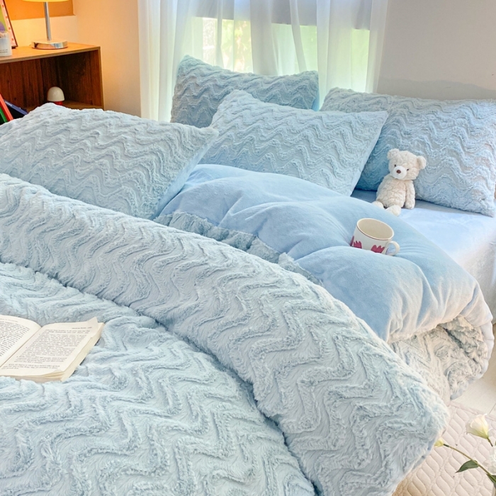 91家纺网 家纺一手货源 找家纺 金爱家 2023新款全消光牛奶绒A类纯色獭兔毛绒立体牛奶绒四件套 兔毛波浪蓝