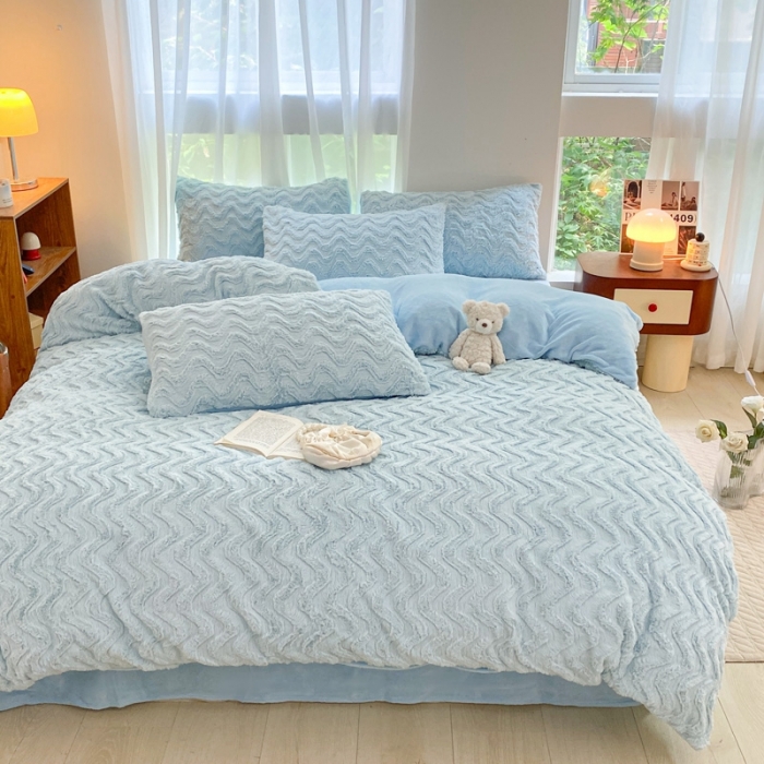 91家纺网 家纺一手货源 找家纺 金爱家 2023新款全消光牛奶绒A类纯色獭兔毛绒立体牛奶绒四件套 兔毛波浪蓝