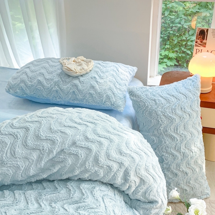 91家纺网 家纺一手货源 找家纺 金爱家 2023新款全消光牛奶绒A类纯色獭兔毛绒立体牛奶绒四件套 兔毛波浪蓝