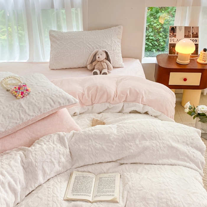 91家纺网 家纺一手货源 找家纺 金爱家 2023新款全消光牛奶绒A类纯色獭兔毛绒立体牛奶绒四件套 兔毛菱格粉