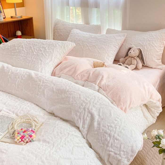 91家纺网 家纺一手货源 找家纺 金爱家 2023新款全消光牛奶绒A类纯色獭兔毛绒立体牛奶绒四件套 兔毛菱格粉