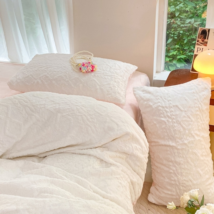 91家纺网 家纺一手货源 找家纺 金爱家 2023新款全消光牛奶绒A类纯色獭兔毛绒立体牛奶绒四件套 兔毛菱格粉