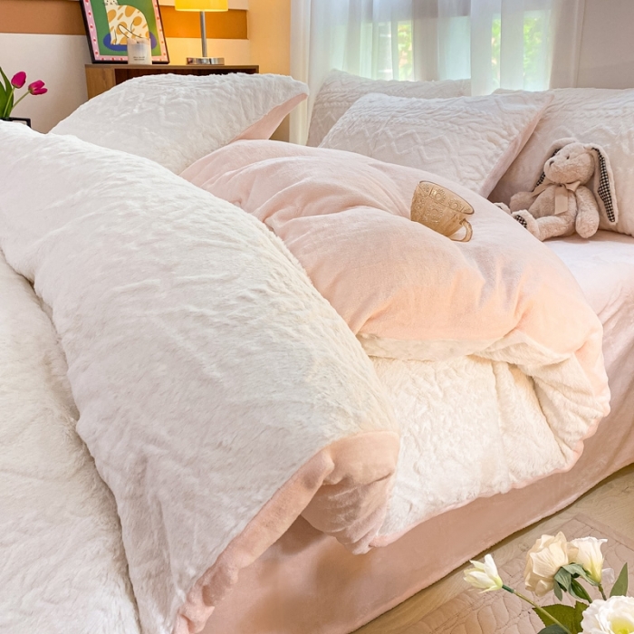 91家纺网 家纺一手货源 找家纺 金爱家 2023新款全消光牛奶绒A类纯色獭兔毛绒立体牛奶绒四件套 兔毛菱格粉
