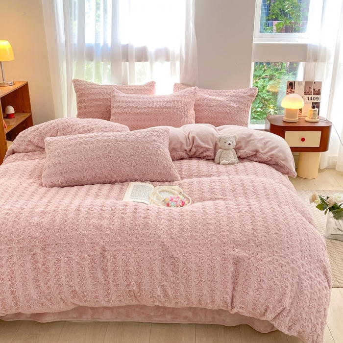 91家纺网 家纺一手货源 找家纺 金爱家 2023新款全消光牛奶绒A类纯色獭兔毛绒立体牛奶绒四件套 兔毛玫瑰豆沙
