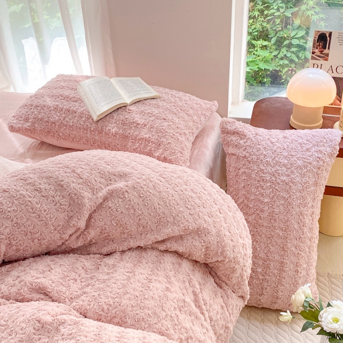 91家纺网 家纺一手货源 找家纺 金爱家 2023新款全消光牛奶绒A类纯色獭兔毛绒立体牛奶绒四件套 兔毛玫瑰豆沙