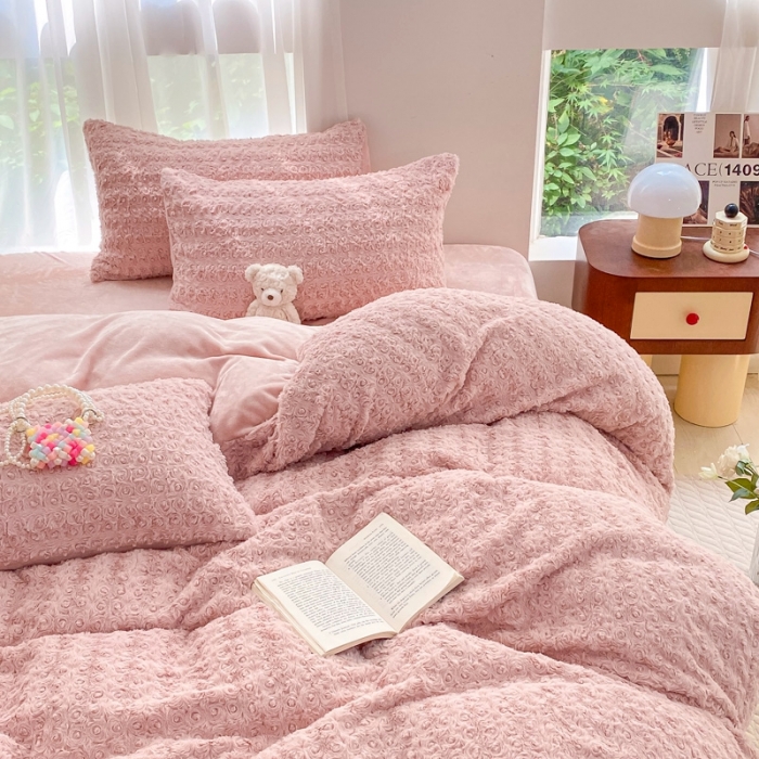 91家纺网 家纺一手货源 找家纺 金爱家 2023新款全消光牛奶绒A类纯色獭兔毛绒立体牛奶绒四件套 兔毛玫瑰豆沙