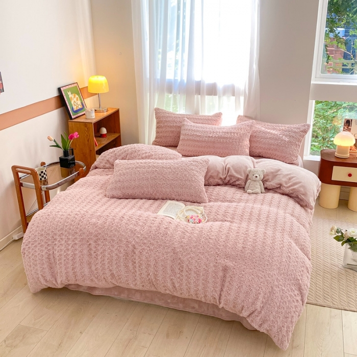 91家纺网 家纺一手货源 找家纺 金爱家 2023新款全消光牛奶绒A类纯色獭兔毛绒立体牛奶绒四件套 兔毛玫瑰豆沙