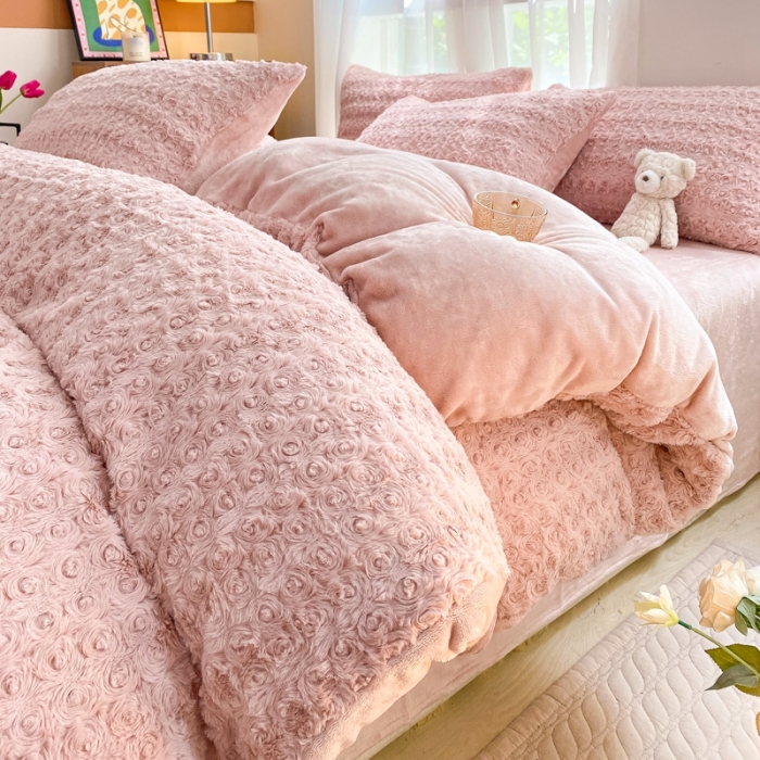 91家纺网 家纺一手货源 找家纺 金爱家 2023新款全消光牛奶绒A类纯色獭兔毛绒立体牛奶绒四件套 兔毛玫瑰豆沙