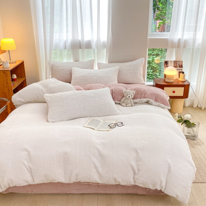 91家纺网 家纺一手货源 找家纺 金爱家 2023新款全消光牛奶绒A类纯色獭兔毛绒立体牛奶绒四件套 兔毛竖条粉