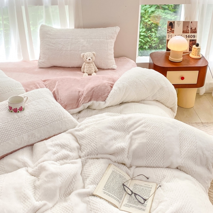 91家纺网 家纺一手货源 找家纺 金爱家 2023新款全消光牛奶绒A类纯色獭兔毛绒立体牛奶绒四件套 兔毛竖条粉
