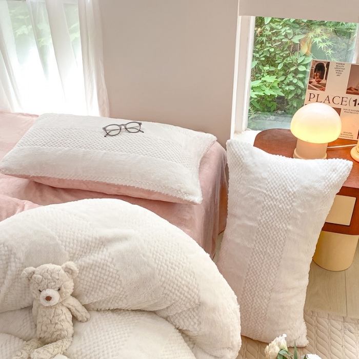 91家纺网 家纺一手货源 找家纺 金爱家 2023新款全消光牛奶绒A类纯色獭兔毛绒立体牛奶绒四件套 兔毛竖条粉