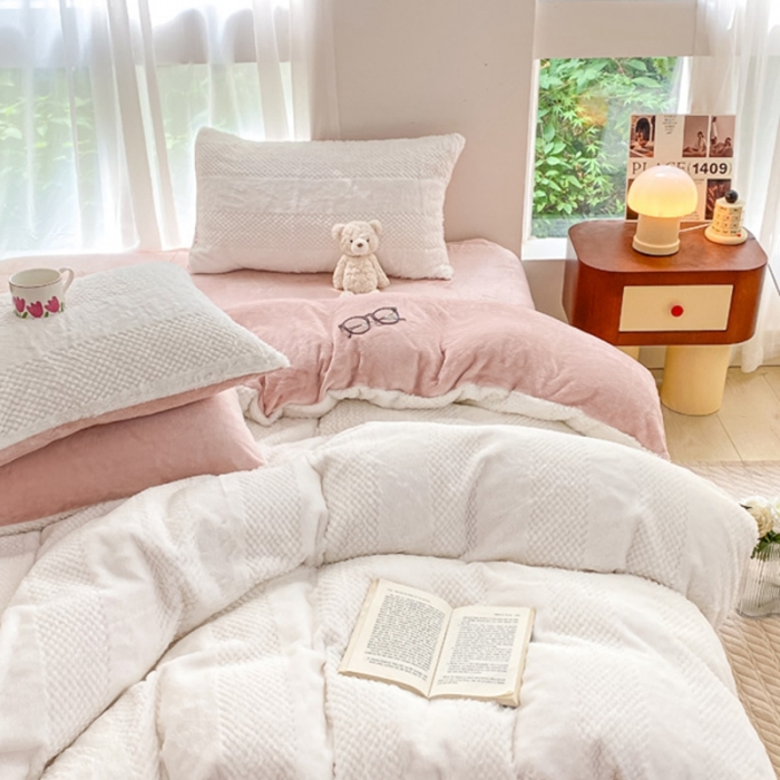 91家纺网 家纺一手货源 找家纺 金爱家 2023新款全消光牛奶绒A类纯色獭兔毛绒立体牛奶绒四件套 兔毛竖条粉