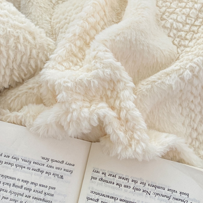 91家纺网 家纺一手货源 找家纺 金爱家 2023新款全消光牛奶绒A类纯色獭兔毛绒立体牛奶绒四件套 兔毛竖条咖