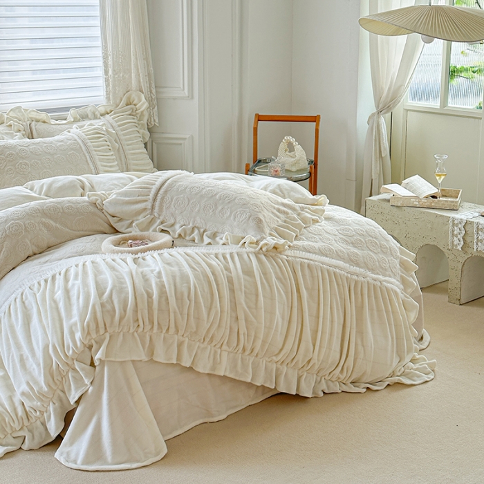 91家纺网 家纺一手货源 找家纺 亲亲公主 2025新款牛奶绒法式玫瑰四件套 白色