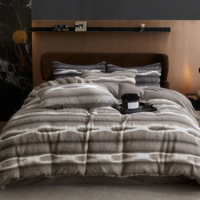 91家纺网 家纺一手货源 找家纺 金奇达家纺 2025秋冬保暖加厚绒类皮草绒四件套-【加布利尔】系列 加布利尔浅灰