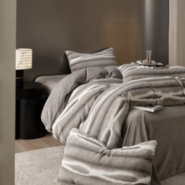 91家纺网 家纺一手货源 找家纺 金奇达家纺 2025秋冬保暖加厚绒类皮草绒四件套-【加布利尔】系列 加布利尔浅灰