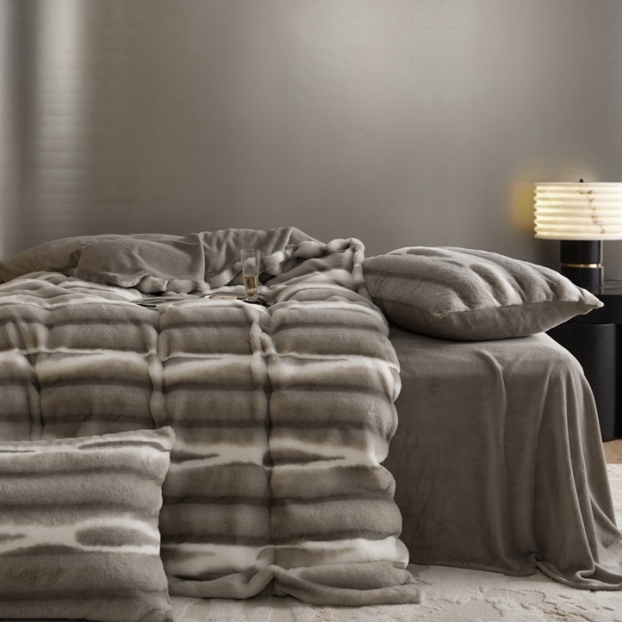 91家纺网 家纺一手货源 找家纺 金奇达家纺 2025秋冬保暖加厚绒类皮草绒四件套-【加布利尔】系列 加布利尔浅灰