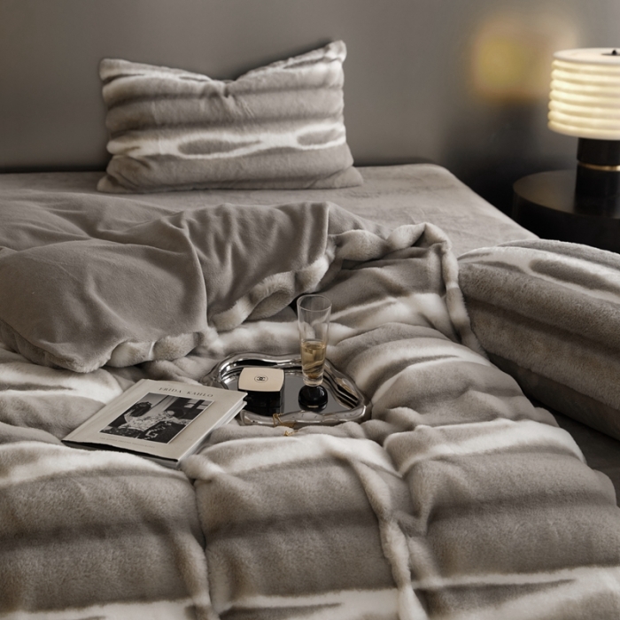 91家纺网 家纺一手货源 找家纺 金奇达家纺 2025秋冬保暖加厚绒类皮草绒四件套-【加布利尔】系列 加布利尔浅灰