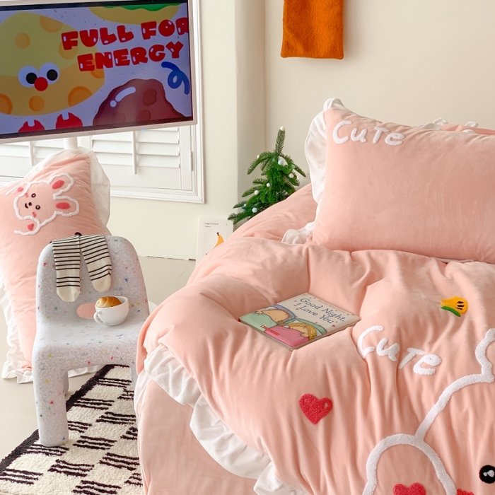 91家纺网 家纺一手货源 找家纺 （总）星期八 2023新款牛奶绒贴布绣四件套