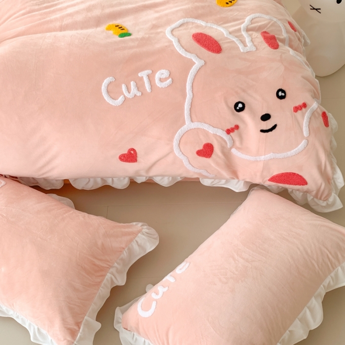 91家纺网 家纺一手货源 找家纺 星期八 2023新款牛奶绒贴布绣四件套 cute兔