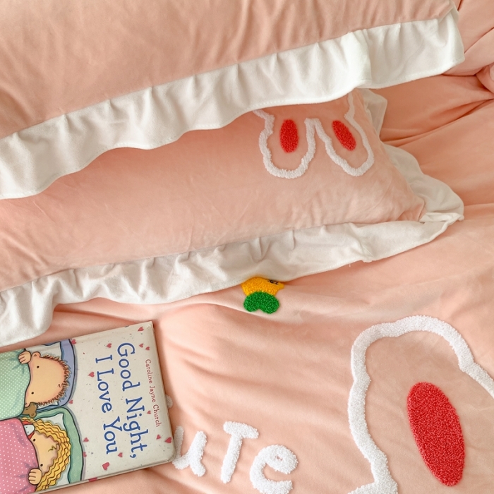 91家纺网 家纺一手货源 找家纺 星期八 2023新款牛奶绒贴布绣四件套 cute兔