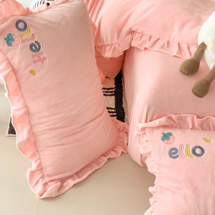 91家纺网 家纺一手货源 找家纺 星期八 2023新款牛奶绒贴布绣四件套 hello女孩