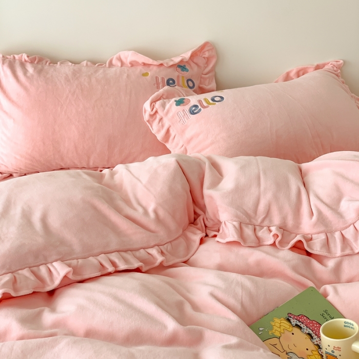 91家纺网 家纺一手货源 找家纺 星期八 2023新款牛奶绒贴布绣四件套 hello女孩