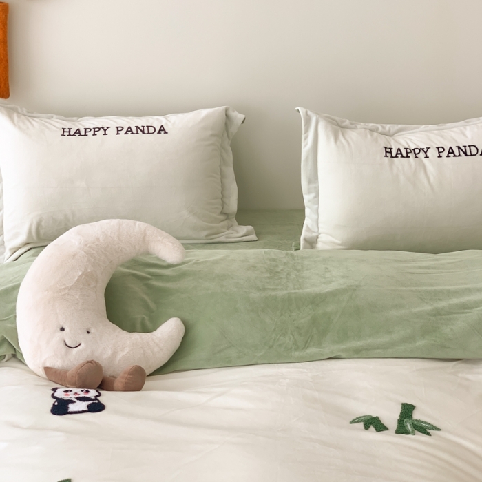 91家纺网 家纺一手货源 找家纺 星期八 2023新款牛奶绒贴布绣四件套 绿竹熊猫