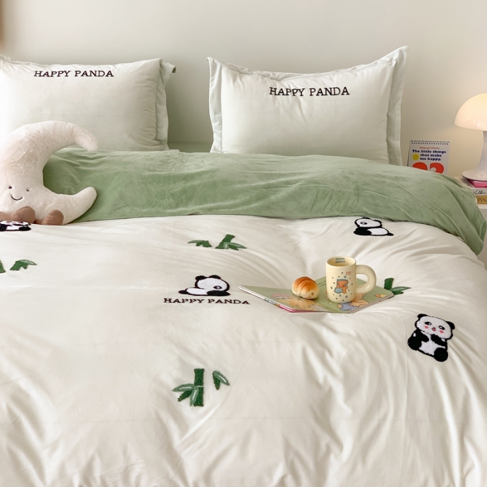 91家纺网 家纺一手货源 找家纺 星期八 2023新款牛奶绒贴布绣四件套 绿竹熊猫