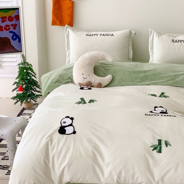 91家纺网 家纺一手货源 找家纺 星期八 2023新款牛奶绒贴布绣四件套 绿竹熊猫