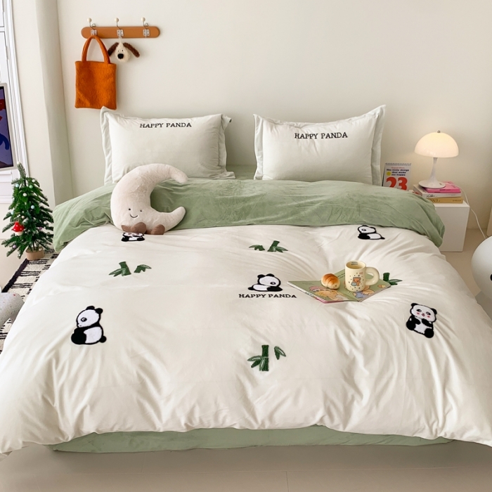 91家纺网 家纺一手货源 找家纺 星期八 2023新款牛奶绒贴布绣四件套 绿竹熊猫