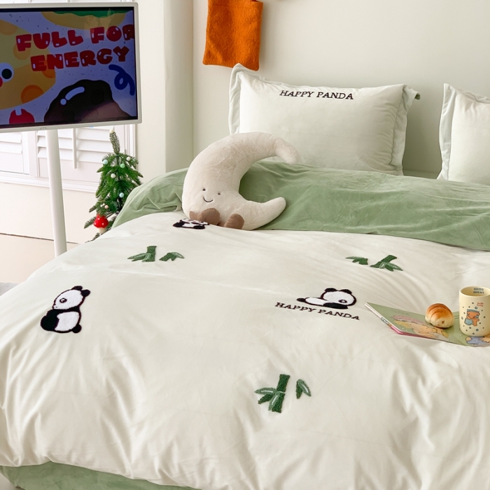 91家纺网 家纺一手货源 找家纺 星期八 2023新款牛奶绒贴布绣四件套 绿竹熊猫