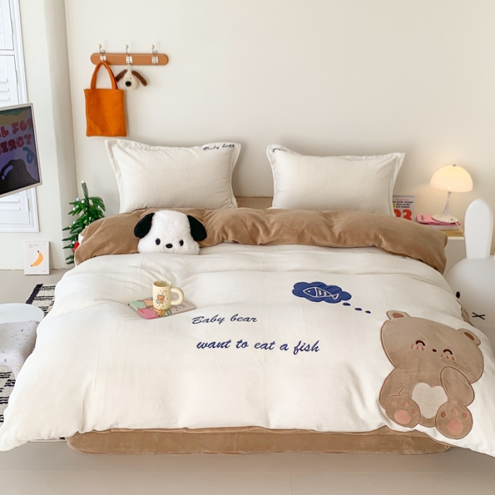 91家纺网 家纺一手货源 找家纺 星期八 2023新款牛奶绒贴布绣四件套 小奶熊