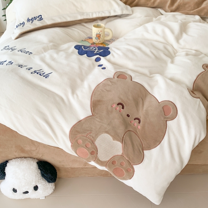 91家纺网 家纺一手货源 找家纺 星期八 2023新款牛奶绒贴布绣四件套 小奶熊